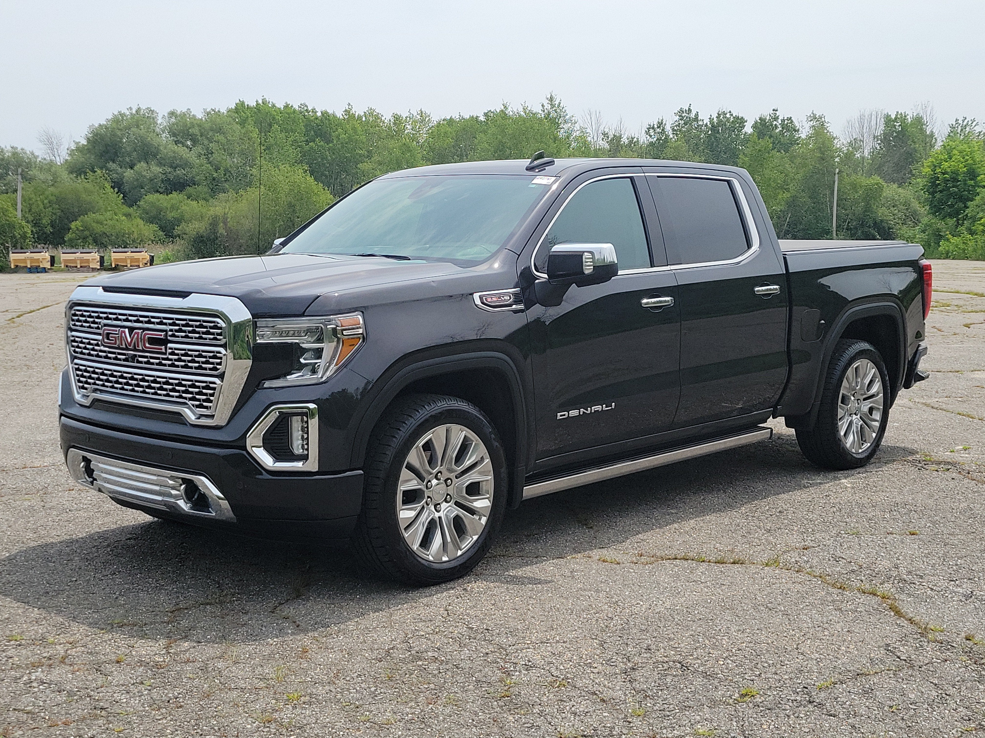2020 GMC Sierra 1500 Denali in Carbon Black Metallic — front three-quarter view