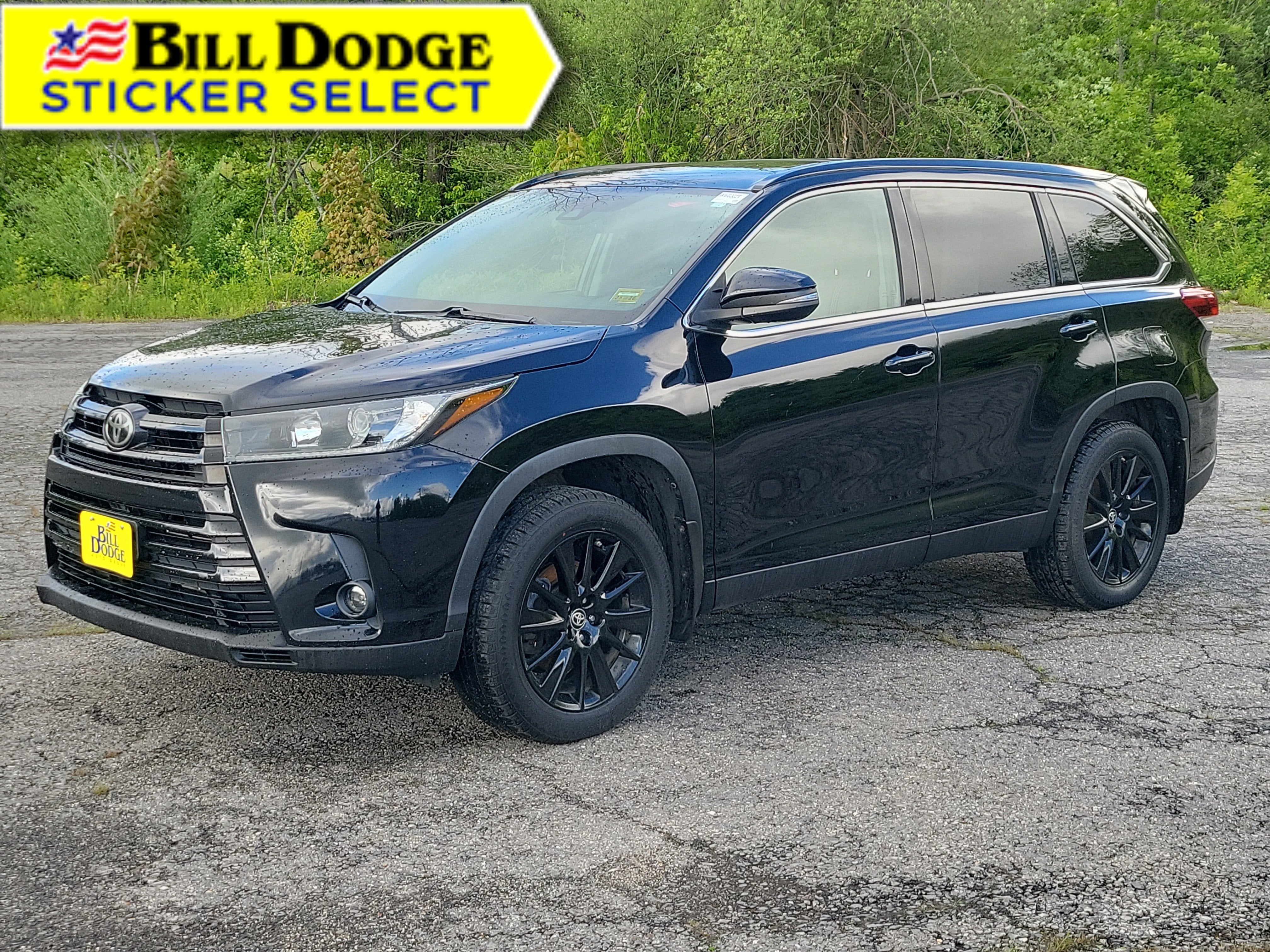 2019 Toyota Highlander SE in Black — front three-quarter view