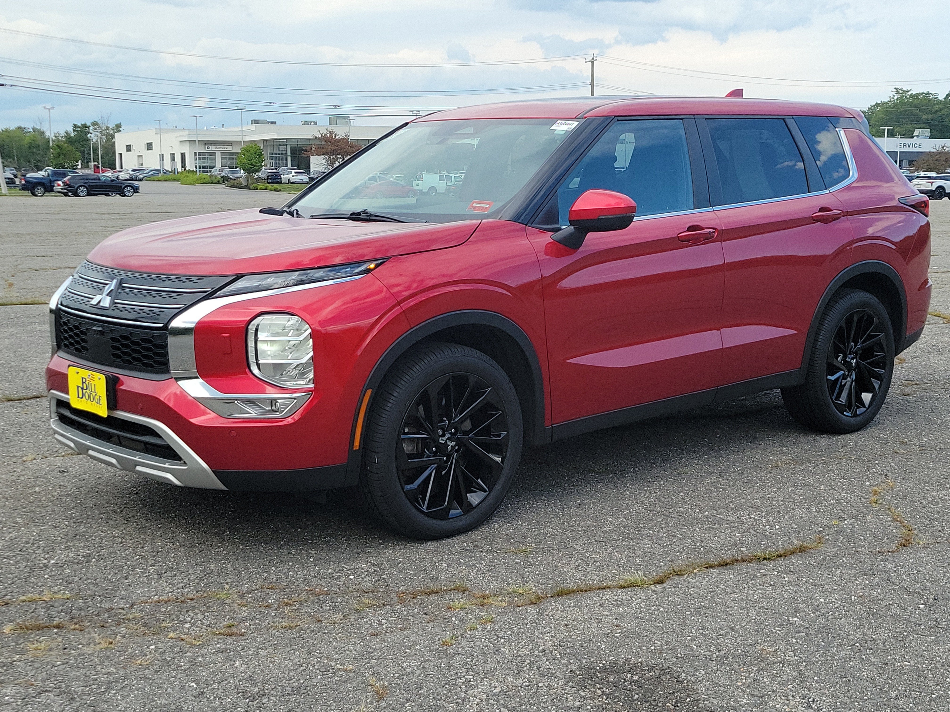 2023 Mitsubishi Outlander SE 2.5 S-AWC in Red — front three-quarter view